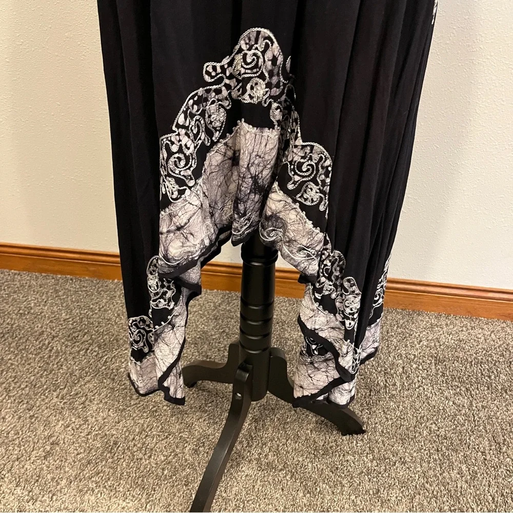 Elegant Black and White Halter embroidered asymmetrical midi Dress - Picture 5 of 13